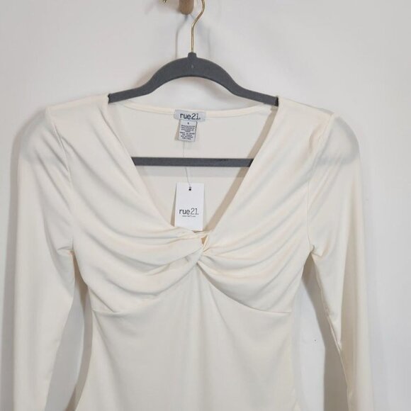 rue21 Long Sleeve Twist Front Bodysuit in Ivory - Size Small - Picture 3 of 8